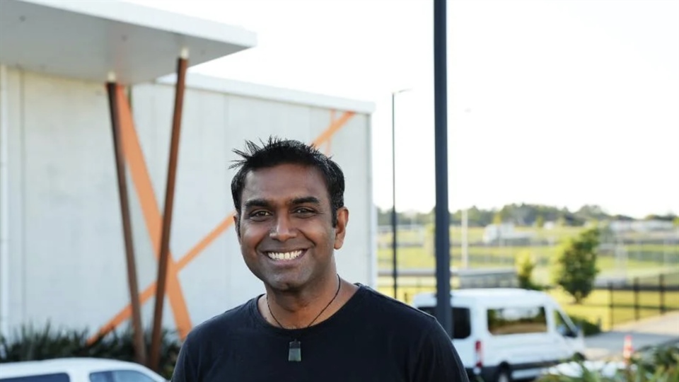 Exceptional kiwi maths teacher Subash meets Illam children!